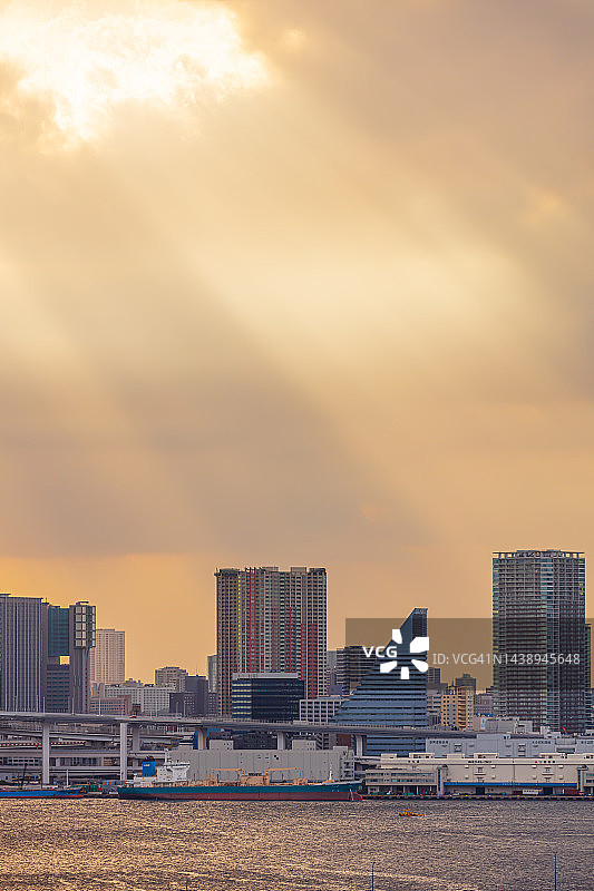 东京湾海景与廷德尔效应，品川区，日本。图片素材