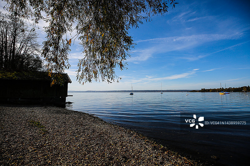 美丽的秋日，在阿默塞湖，阿默塞河畔的Herrsching，巴伐利亚的5个湖图片素材
