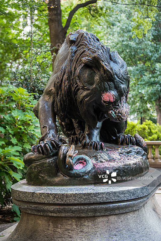 狮子与蛇雕像在里滕豪斯广场，费城图片素材