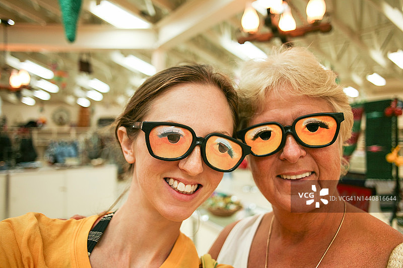 有趣的妈妈和女儿带着新奇的眼镜偷拍家庭傻自拍图片素材