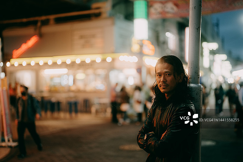 男子在东京夜市看相机图片素材