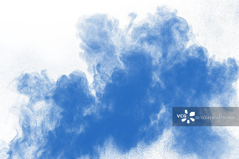 白色背景下的蓝烟爆炸产生的冲击波。图片素材