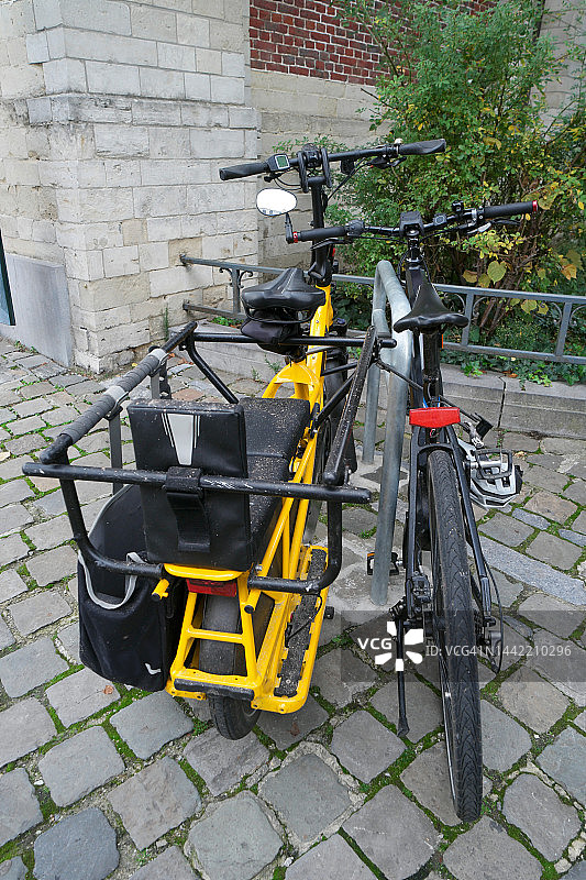 货物自行车和停放在街上的自行车。图片素材
