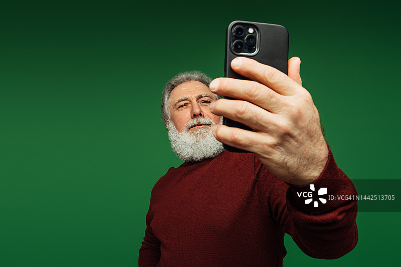 情感老人使用智能手机的画像图片素材