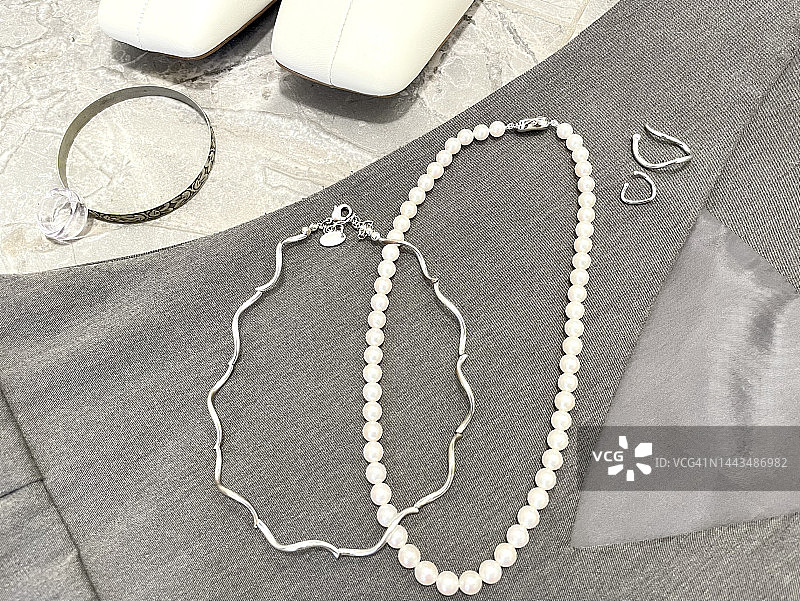 银色和珍珠饰品灰色和白色的时尚项目图片素材