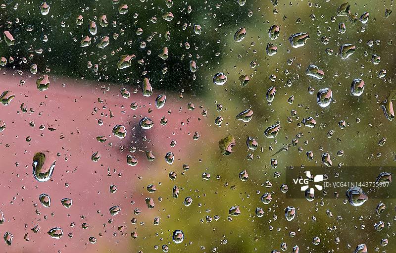水滴凝结在透明的窗户上。水雨滴。图片素材