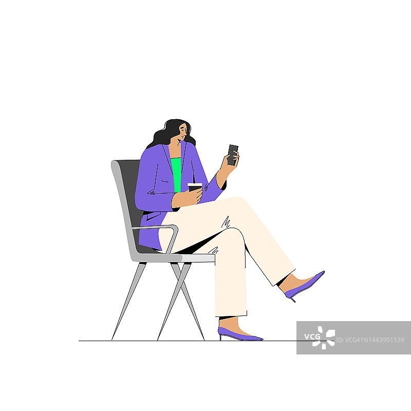 女商人一边喝着咖啡，一边坐在椅子上看手机。图片素材