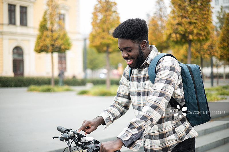 骑电动自行车上班的年轻人图片素材