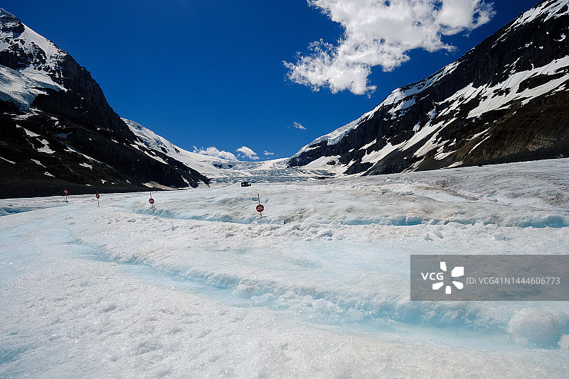 加拿大贾斯珀国家公园的阿萨巴斯卡冰川图片素材