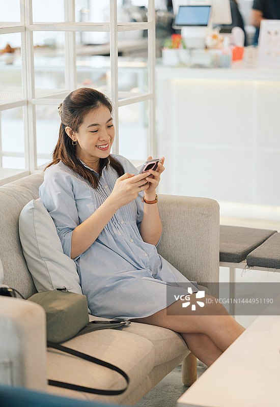 亚洲现代都市生活方式商务女性在办公大楼开会后，在咖啡馆里享受咖啡休息图片素材