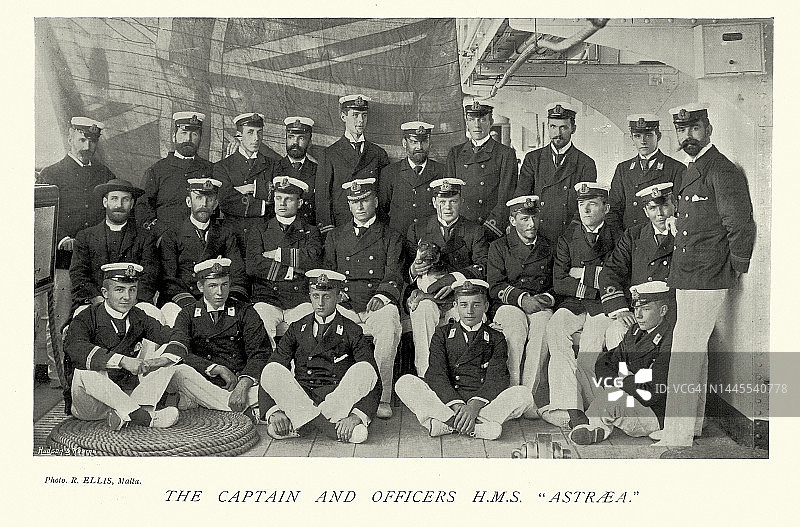 英国皇家海军二级巡洋舰阿斯特里亚号的船长和军官，1890年图片素材