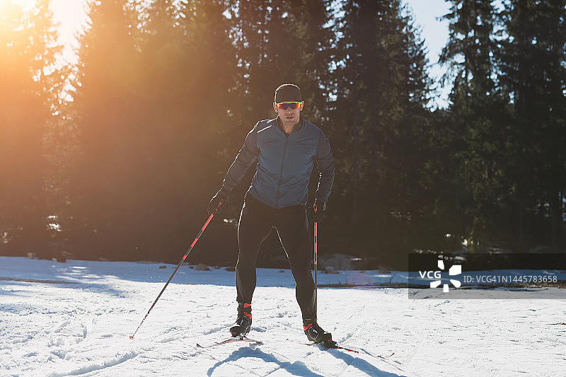北欧滑雪或越野滑雪的经典技术练习的人在美丽的全景路径在早晨。图片素材