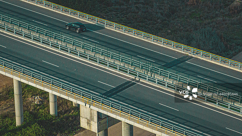 沿着葡萄牙的道路和桥梁，过境的航拍图像。图片素材