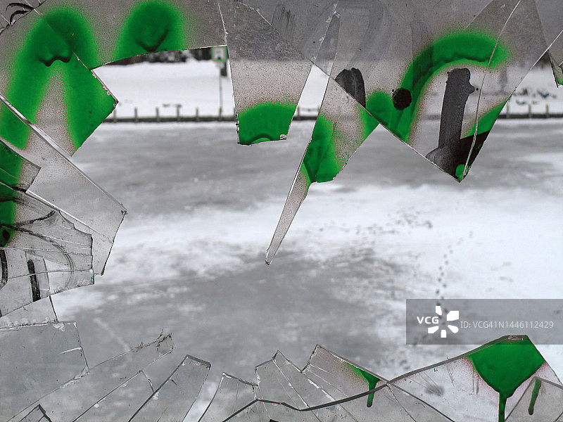 破碎的玻璃俯瞰德国柏林结冰的河流图片素材