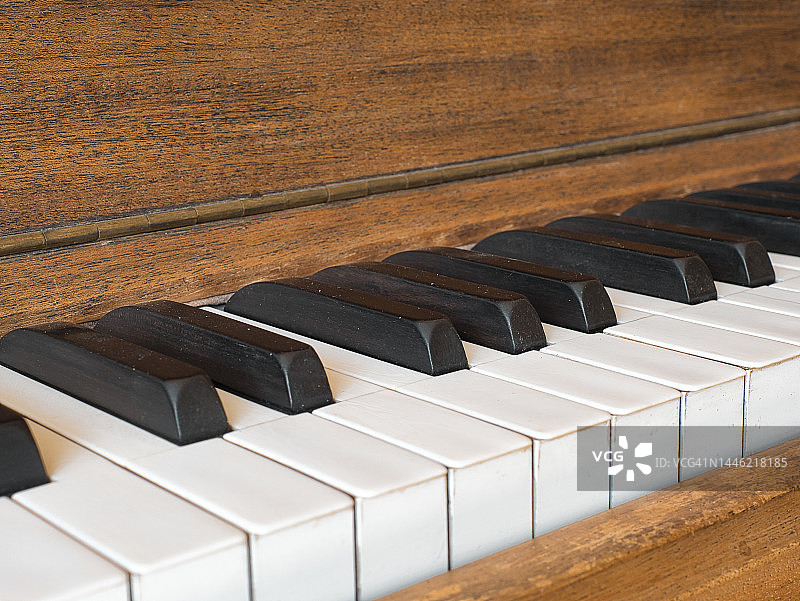 旧钢琴键盘的一部分，黑白键，侧视图图片素材