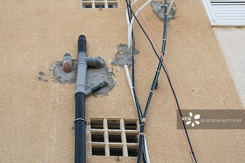以色列建筑外墙水管和污水系统的安装图片素材