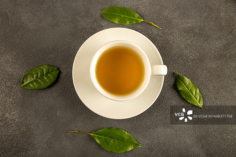 茶叶配一杯绿茶，黑色背景图片素材