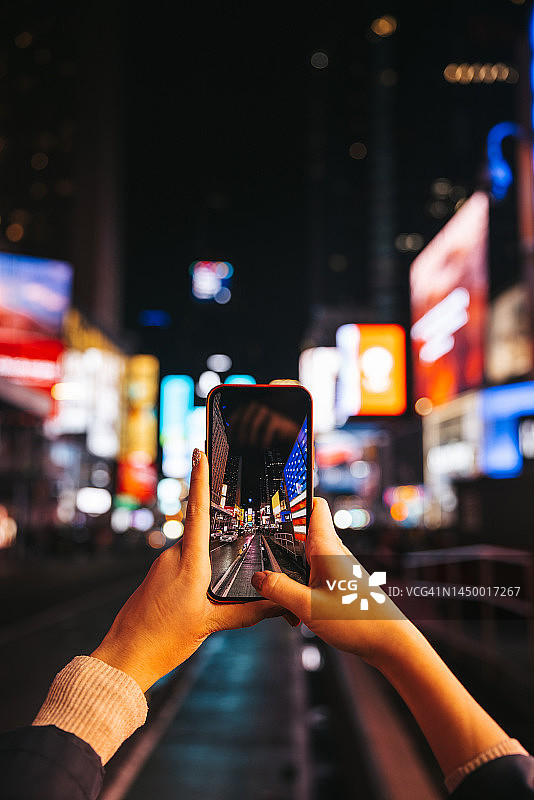 游客在纽约时代广场拍照图片素材