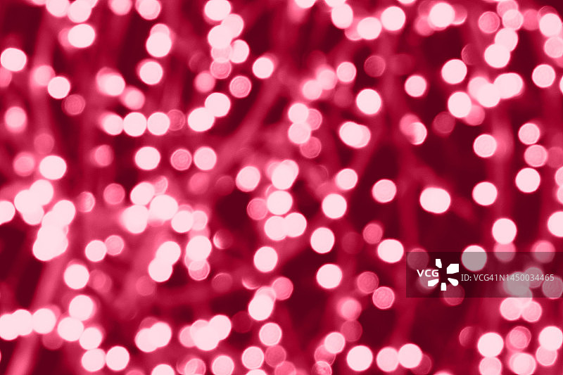 圣诞灯。节日新年模糊粉色万岁洋红色背景。美丽的闪闪发光的背景，纹理。散景。圣诞节。2023年的流行色。图片素材