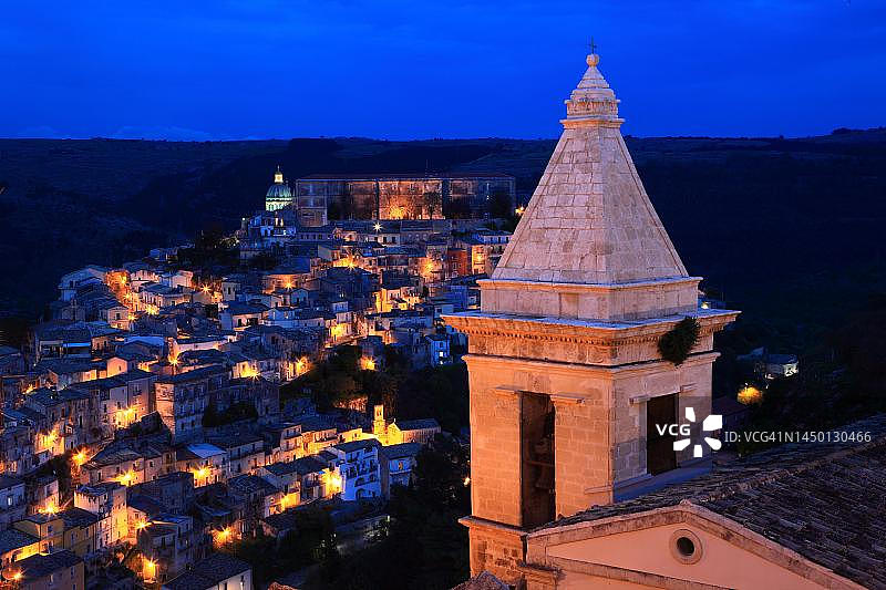 意大利西西里岛，拉古萨城，圣玛丽亚教堂的塔，后面是夜晚的拉古萨伊布拉巴洛克晚期区，联合国教科文组织世界遗产图片素材