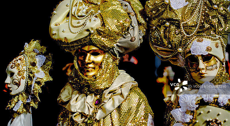 金色面具在狂欢节上漫步图片素材