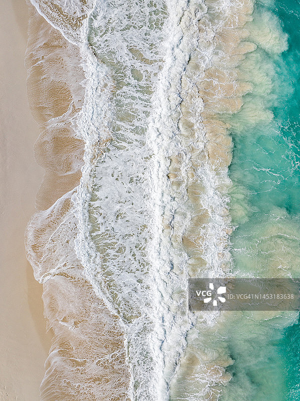 从巴哈马天堂岛的正上方拍摄的海浪撞击卷心菜海滩图片素材