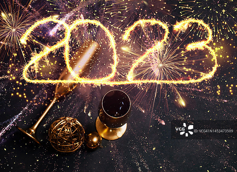 金色的香槟杯和新年的烟火图片素材