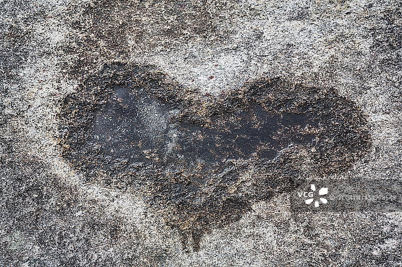 一滩水，石头上心形的一滩水，挪威，Senja图片素材