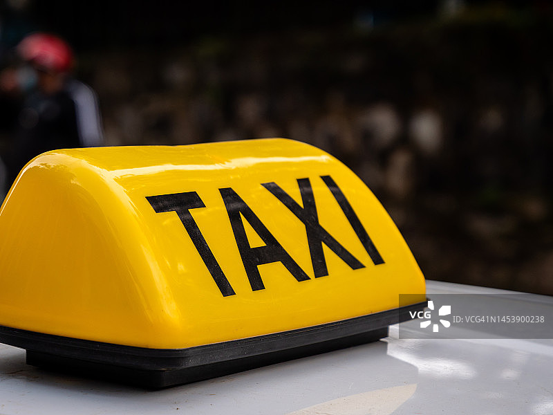 微距特写的出租车车顶顶部的标志在汽车图片素材