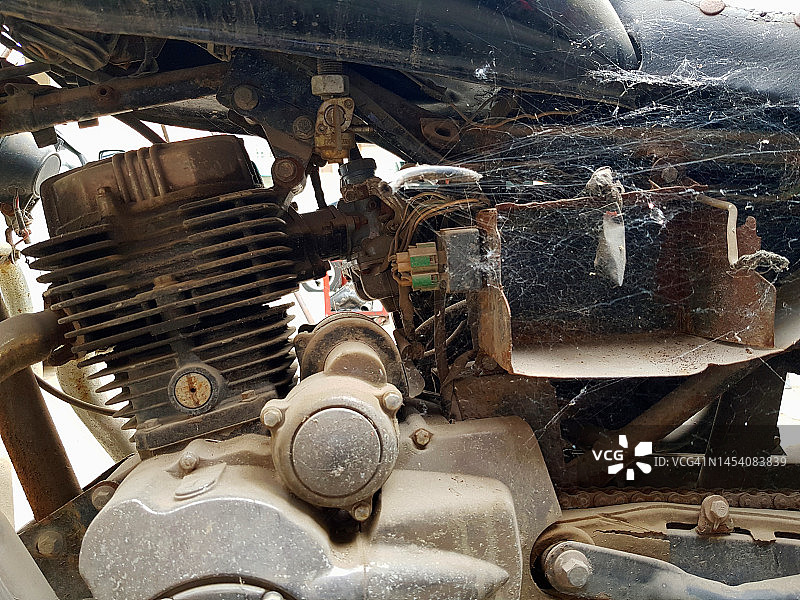 生锈又旧又脏的重型摩托车发动机和零件。图片素材