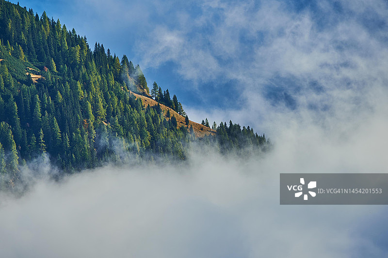 奥地利萨尔茨堡，平兹高，在Hochalpenstrasse山脉间的山谷中躺着云图片素材