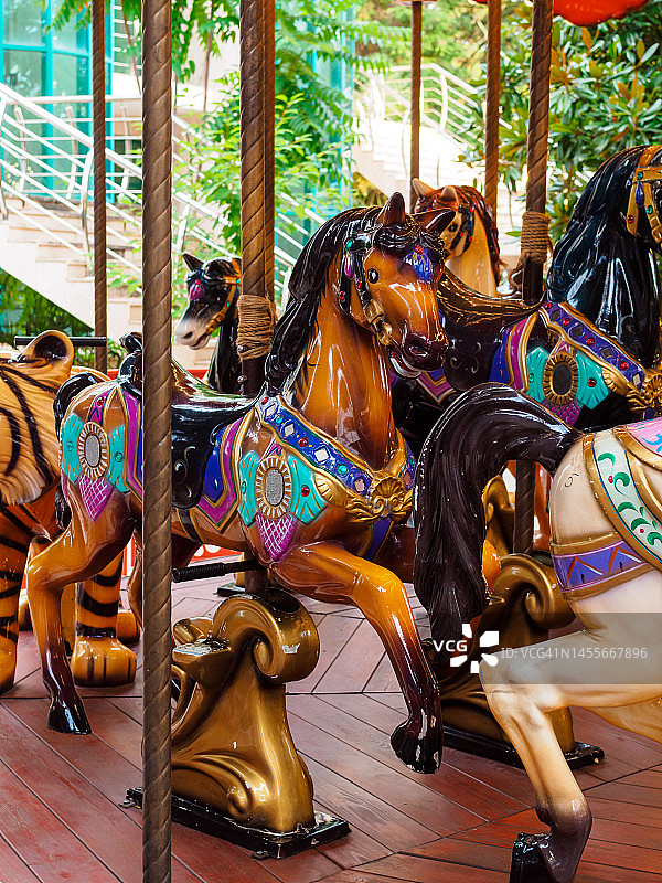 游乐园里有马的旧旋转木马图片素材