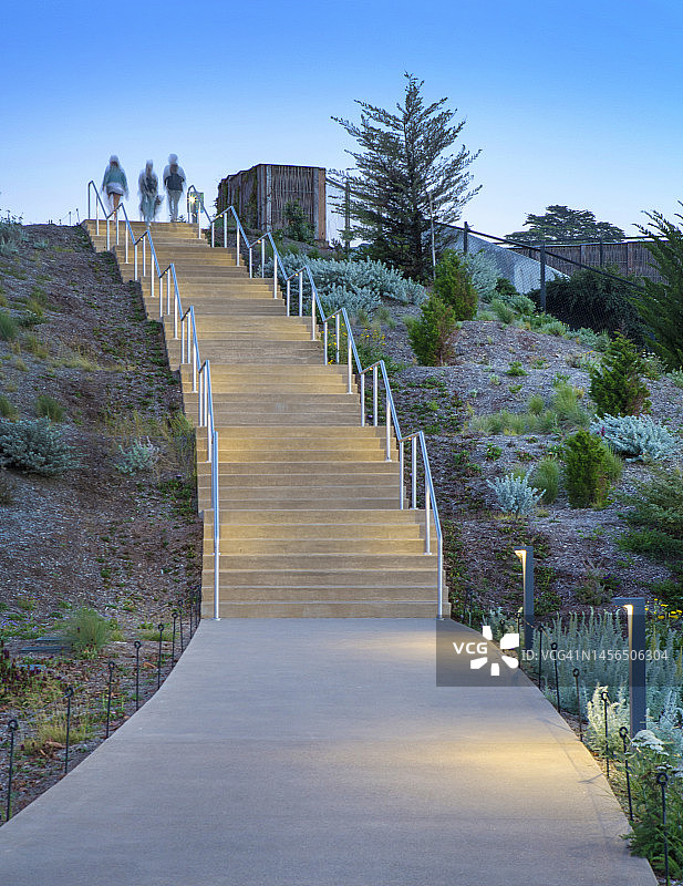 日落时分，LED照明照亮了旧金山著名的要塞的楼梯图片素材