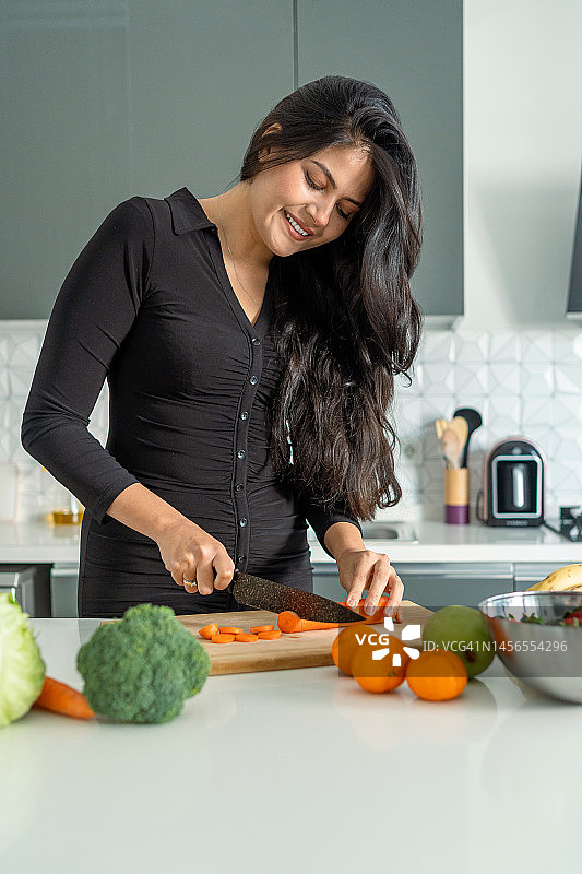 正在节食的妇女在厨房里准备健康的食物图片素材