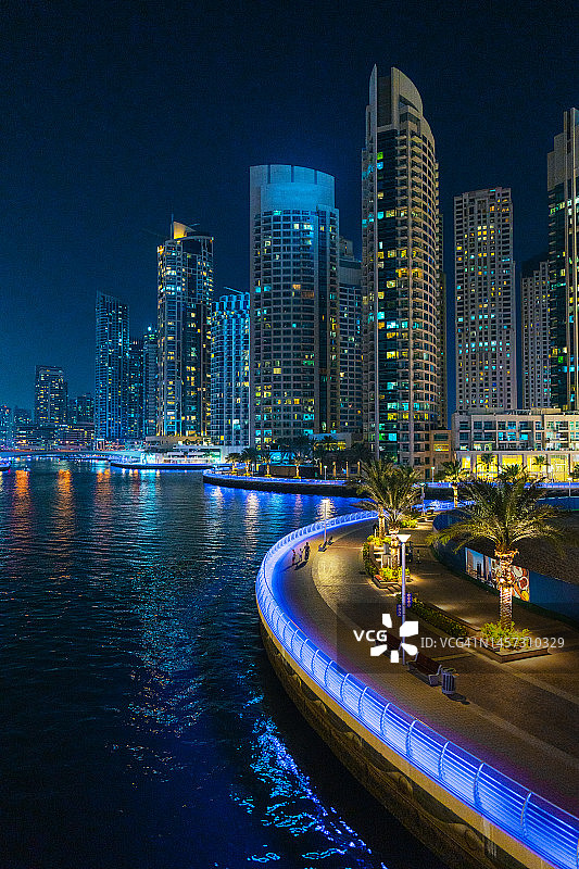 灯火辉煌的迪拜码头图片素材