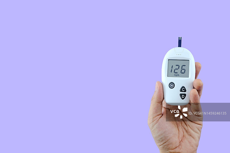 人手检查糖尿病和高血糖监测仪与数字压力计。保健和医疗概念。图片素材