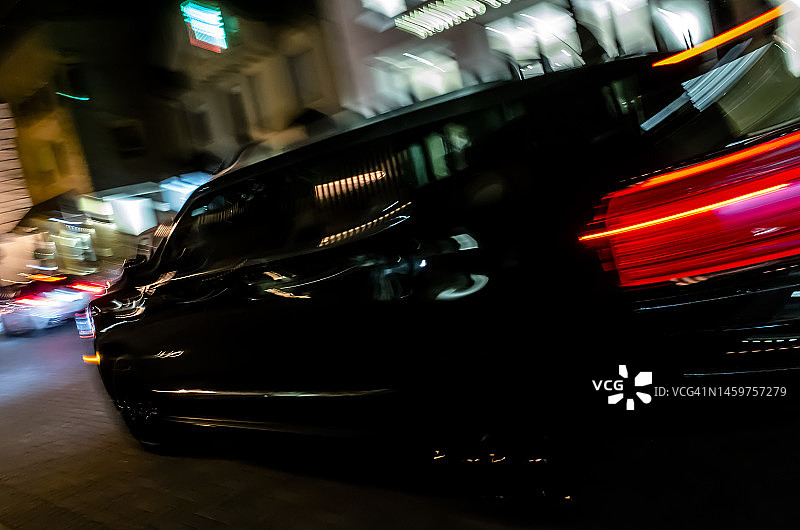 多伦多夜晚的黑色汽车图片素材