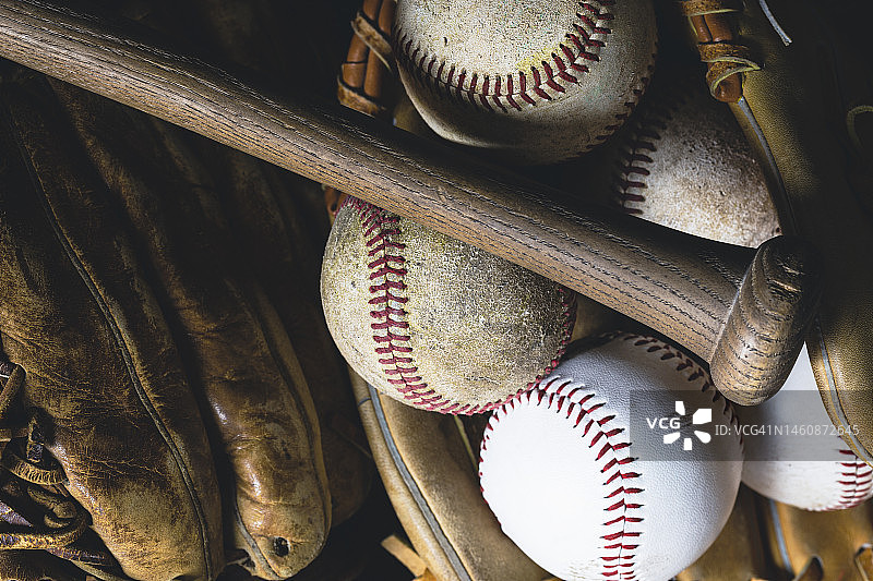 带球和手套的木制棒球棒图片素材