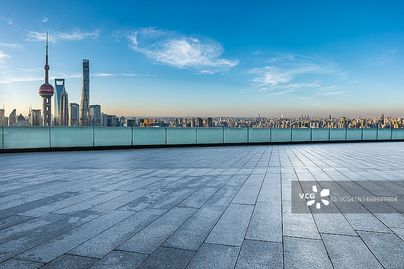 上海空荡荡的地板和城市天际线图片素材