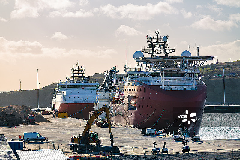 英国苏格兰阿伯丁港的石油钻井平台支援船图片素材