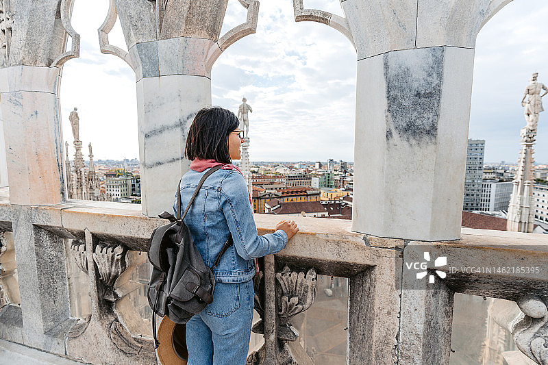 年轻的女游客在米兰大教堂欣赏风景图片素材