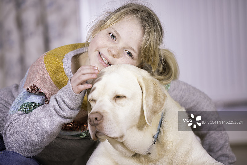 十几岁的女孩和她的狗图片素材