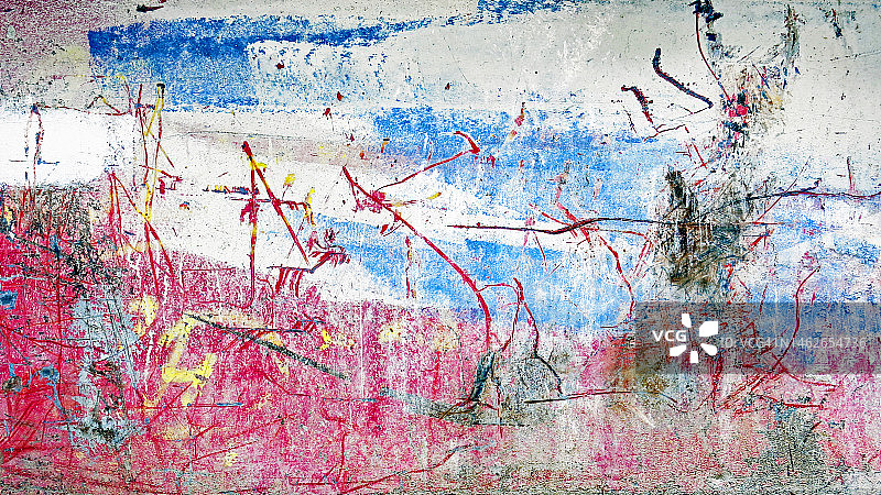 在巴黎一块生锈的金属板上，被风化和划伤的红、蓝、白颜料图片素材