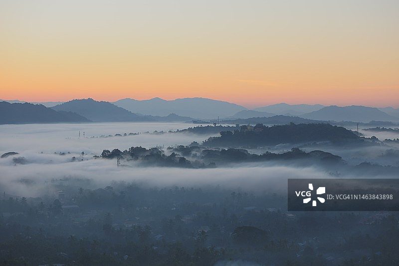 缅甸丹德，日落时分，群山映衬着天空图片素材
