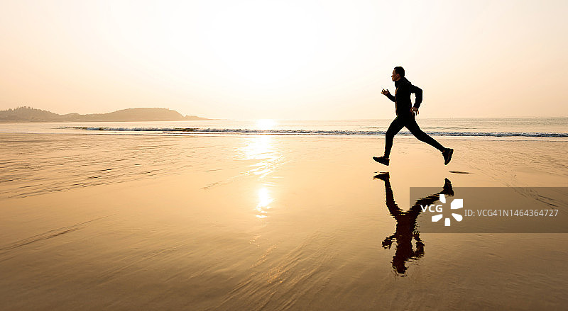 在金色沙滩上奔跑的人图片素材