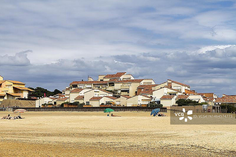 海滩上的度假屋和雨伞，Capbreton，新阿基坦，法国图片素材