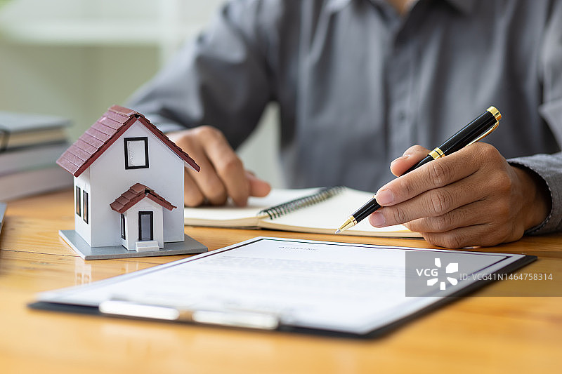 商人签订合法的房产合同协议，房屋保险。图片素材