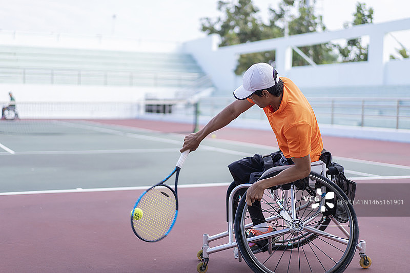 残疾网球运动员击球图片素材