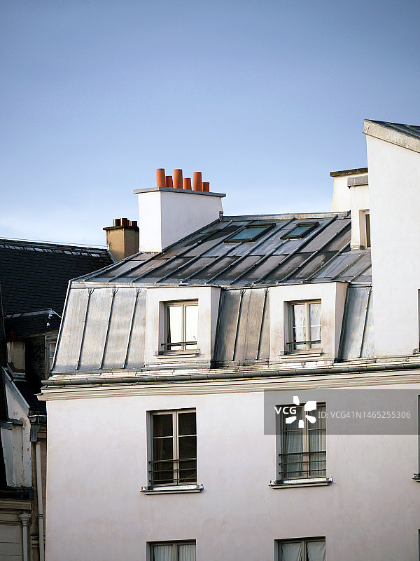 一个巴黎建筑的特写，它的锌屋顶和白色立面图片素材