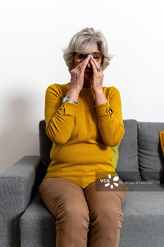 一位患有慢性鼻窦炎的老年妇女的照片，她的鼻子出现了慢性疼痛。图片素材